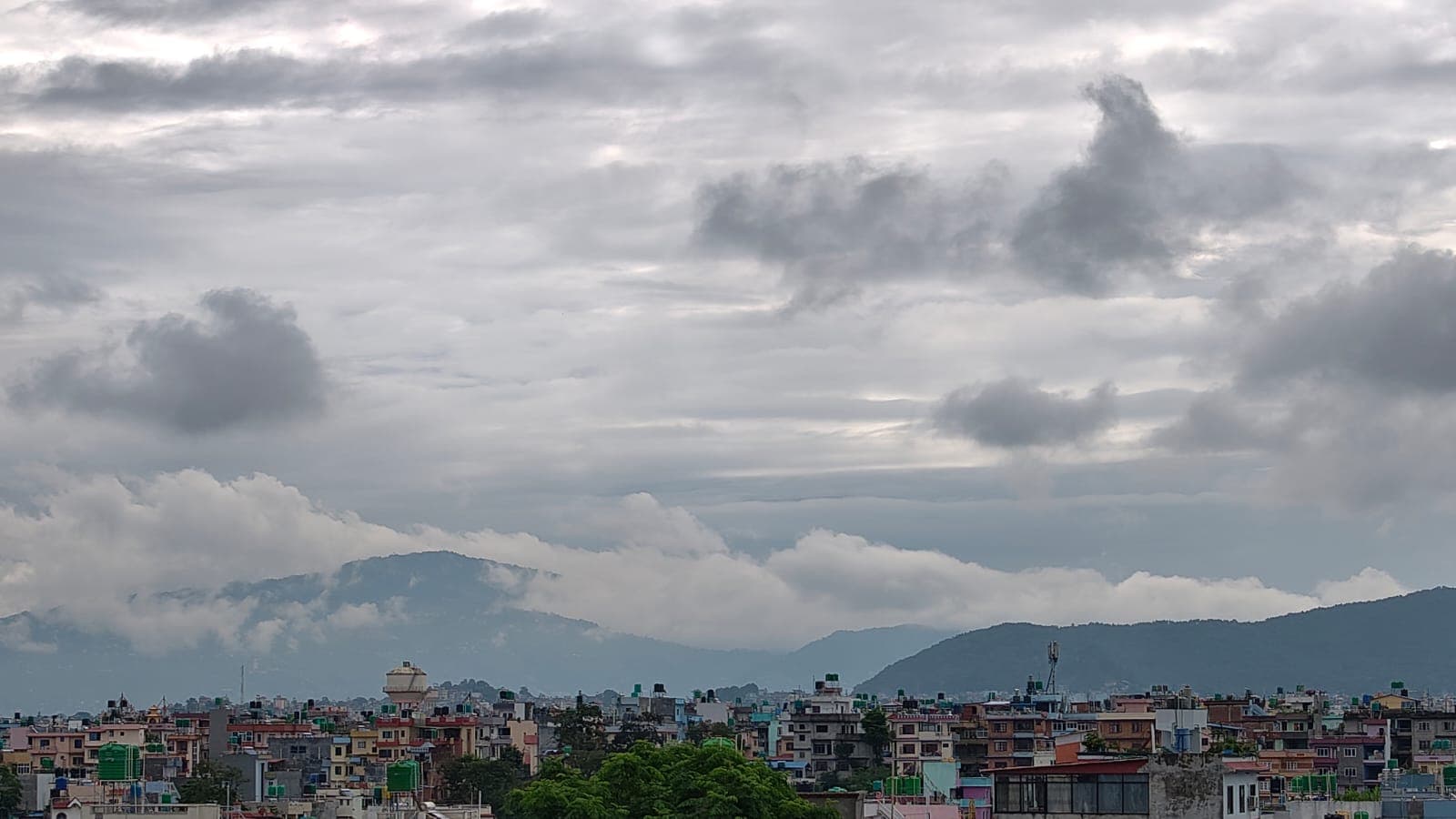 लगातारको झरीपछि खुलेको काठमाडौं उपत्यका (तस्बिरहरू)