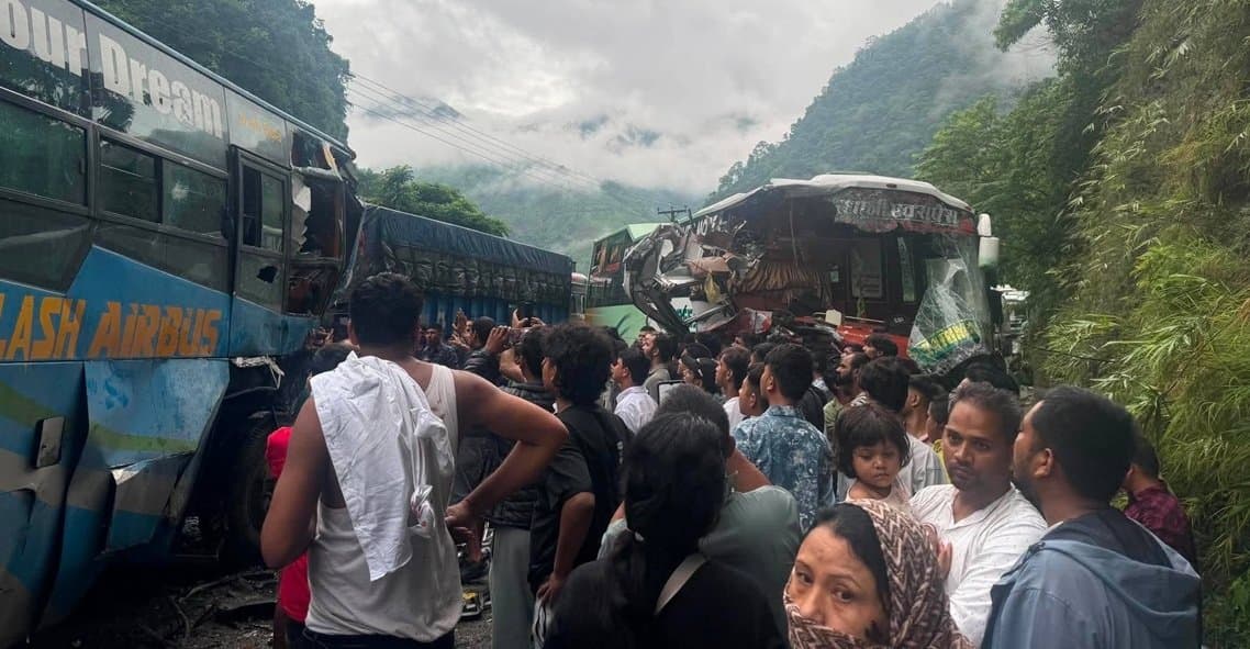 जलबिरेमा दुई बस र ट्रक ठोक्किँदा ३० जना घाइते, मुग्लिन-नारायणगढ सडक अवरुद्ध