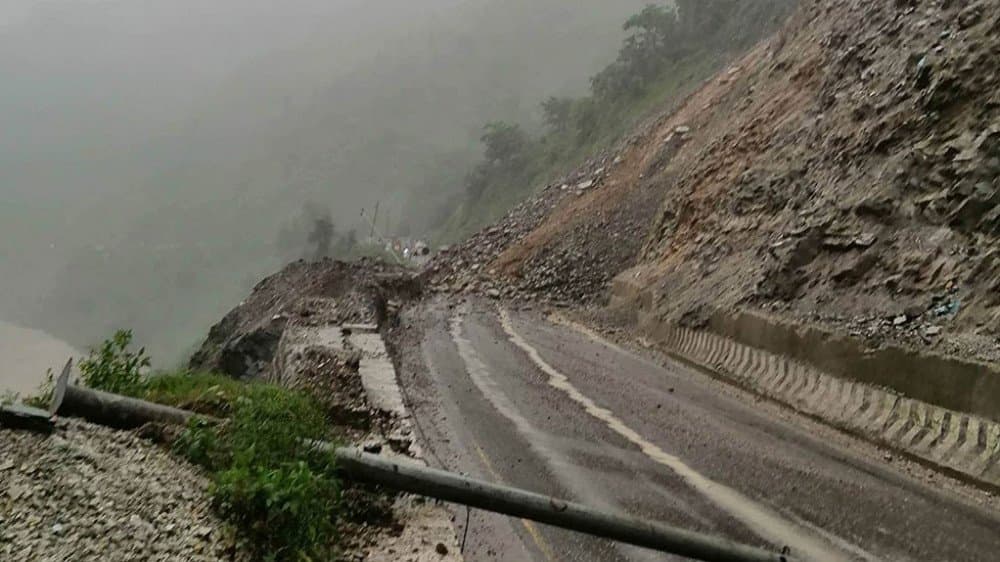 बाढी–पहिरोले देशभर सडक सञ्जाल अस्तव्यस्त, यी ६ राजमार्ग पूर्णरुपमा अवरुद्ध