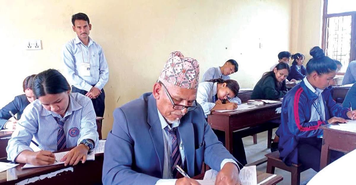 बुढेसकालमा पढाइको भोक मेट्दै लालबहादुर, ६९ वर्षमा क्याम्पस भर्ना