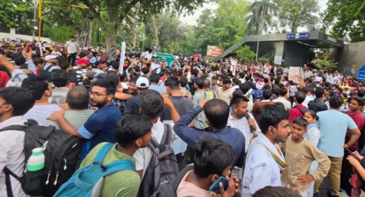 कक्रोच जनता पार्टीको मार्च गर्ने क्रममा दिल्लीमा तनाव: प्रदर्शनकारीमाथि प्रहरीद्वारा लाठी र अश्रुग्यास प्रहार