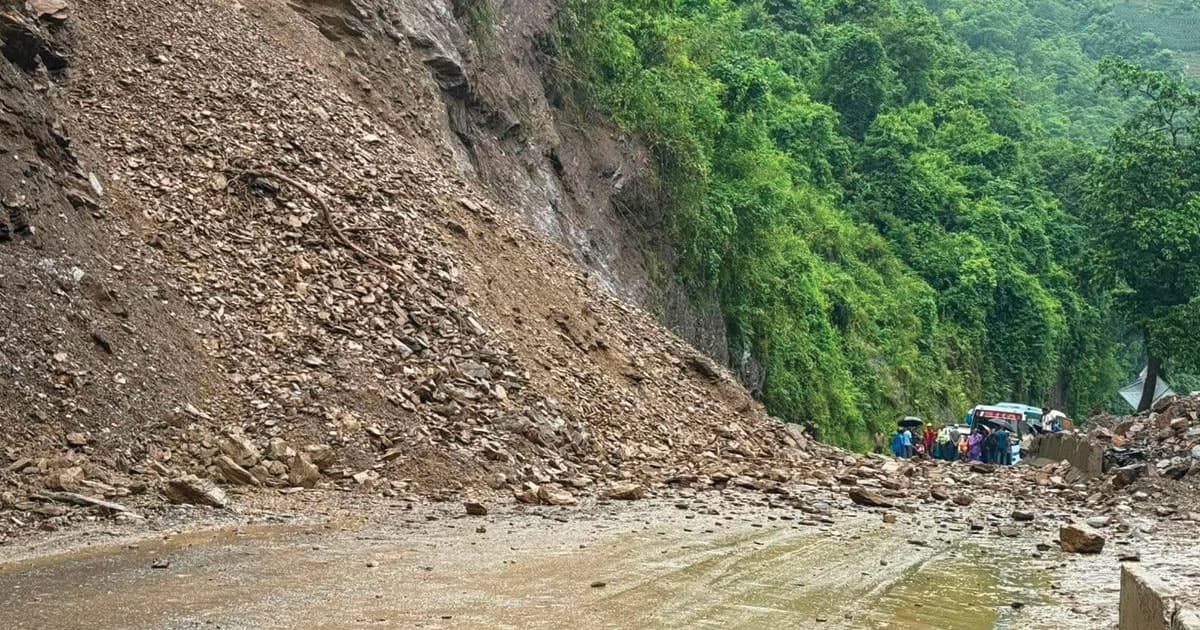 जवाङ खोलामा पहिरो जाँदा मुग्लिङ-काठमाडौं सडक पुनः अवरुद्ध