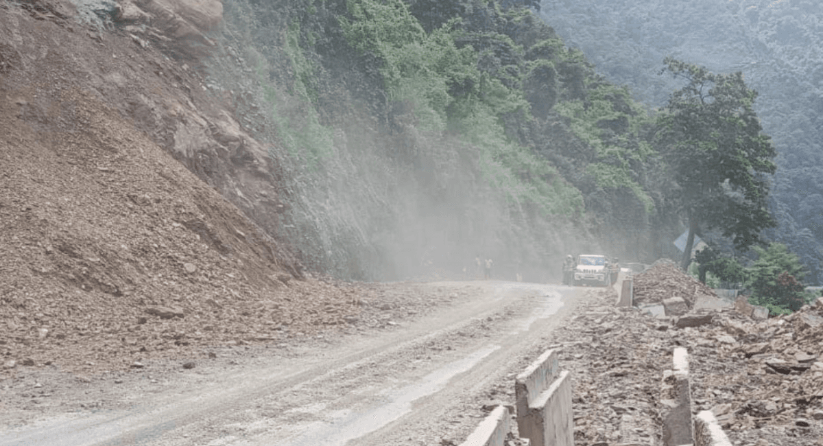 धादिङको जवाङ खोलामा सुक्खा पहिरो गएपछि दुईतर्फी यातायात अवरुद्ध