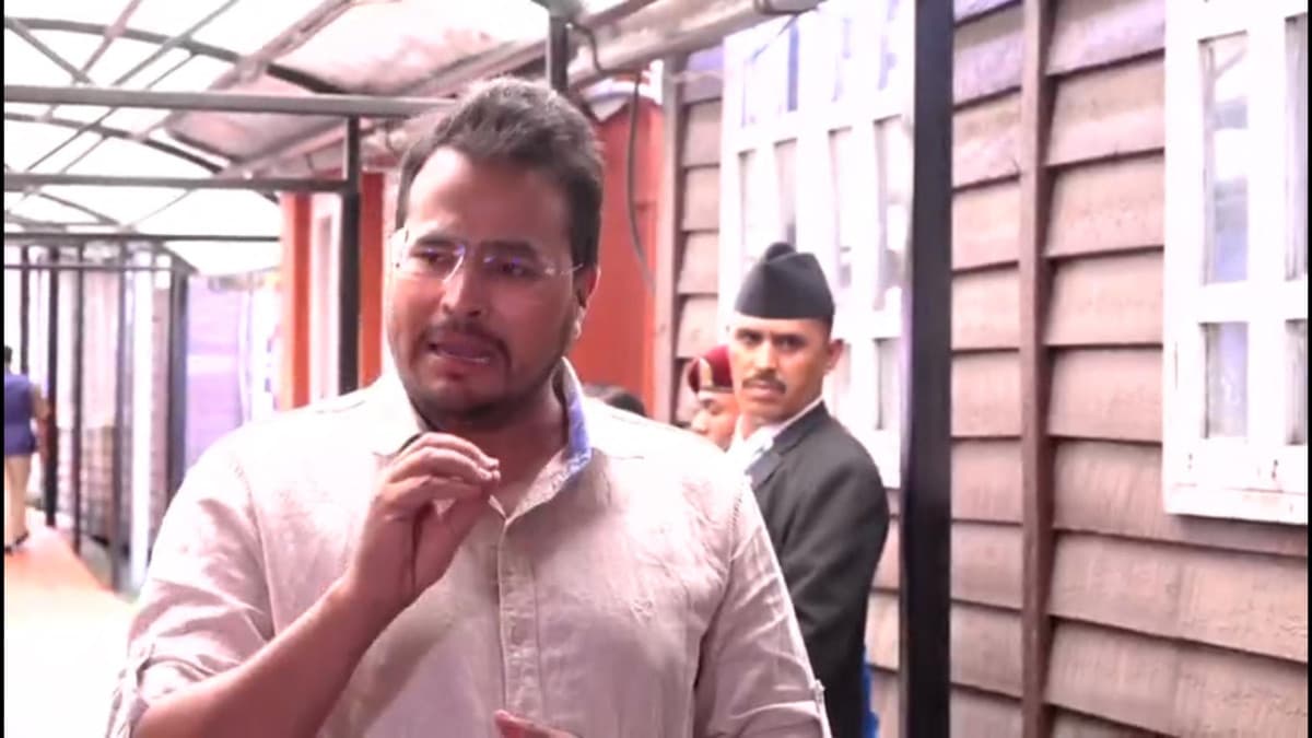 रास्वपा कार्यकर्ताप्रति सांसद शाहीको आक्रोशः दम छ भने तिम्रा सभापति, गृहमन्त्रीलाई संसदमा जवाफ देऊ भन
