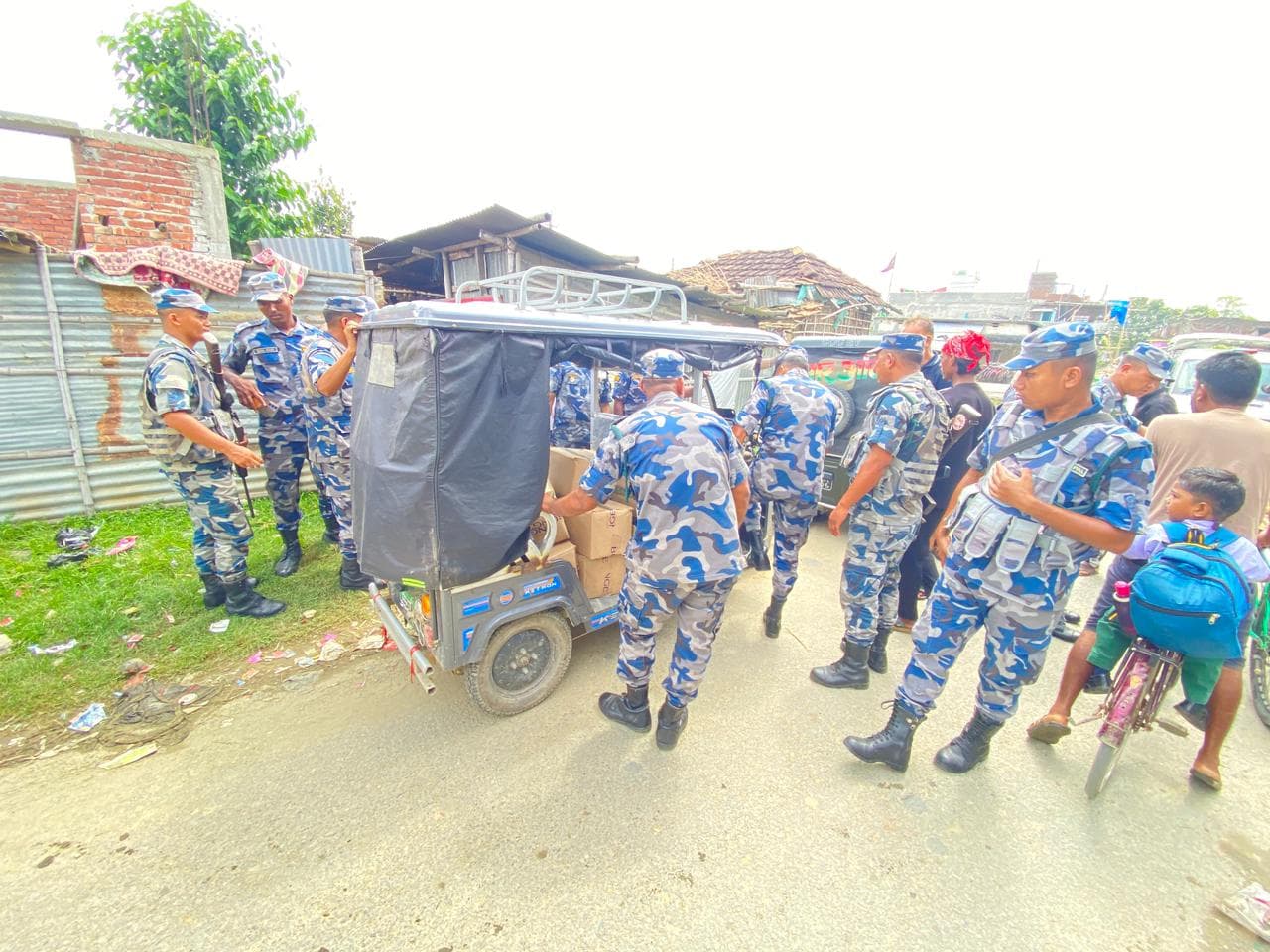 दुई सिटीसफारीसहित ५ लाख रुपैयाँभन्दा बढीको सामान बरामद