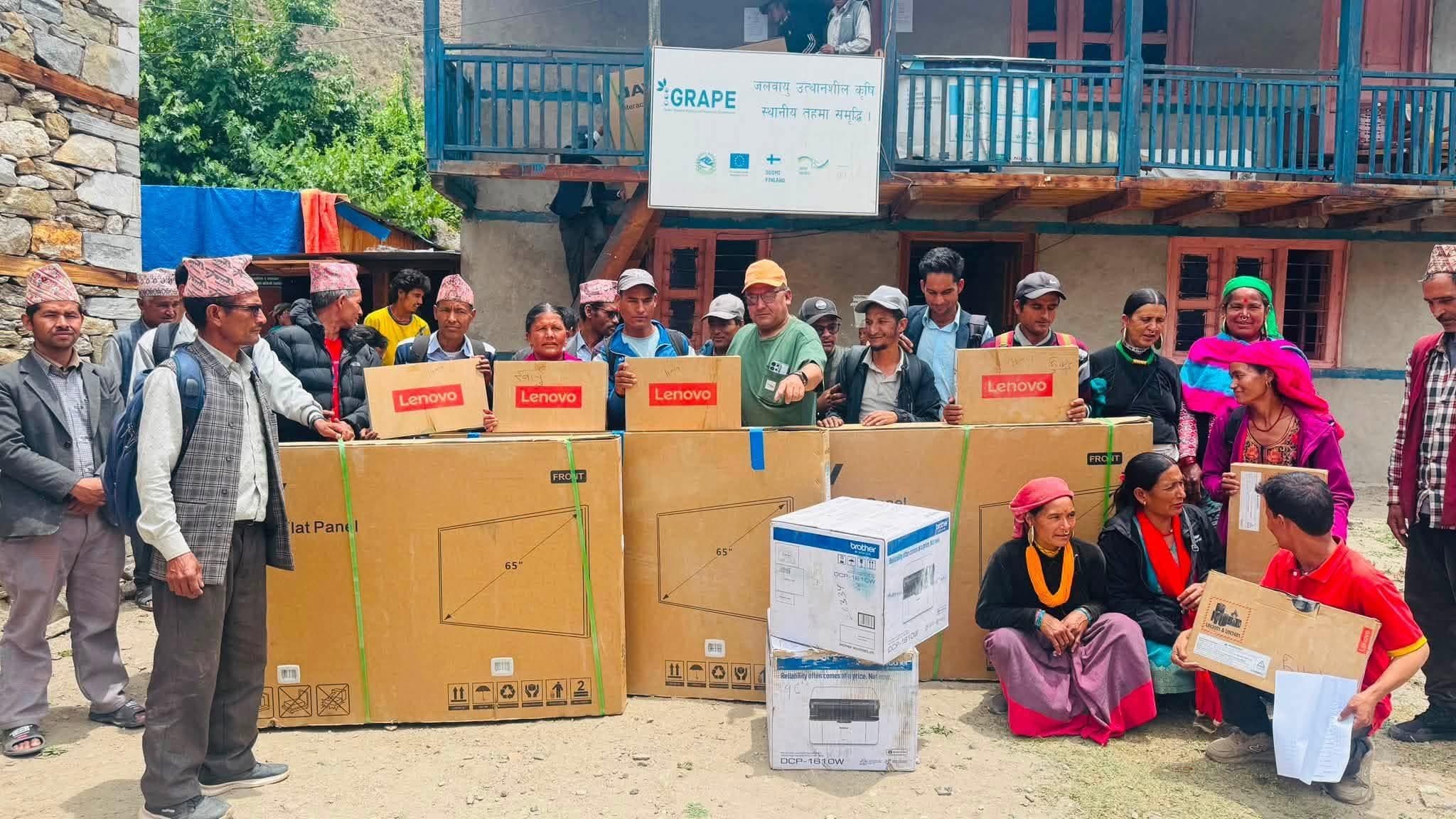 सामुदायिक विद्यालयलाई स्मार्ट बोर्ड सहयोग
