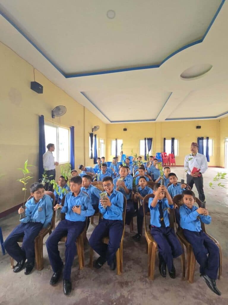 पुलिस स्कुल चितवनद्वारा ‘एक विद्यार्थी, एक बिरुवा’ अभियान सञ्चालन