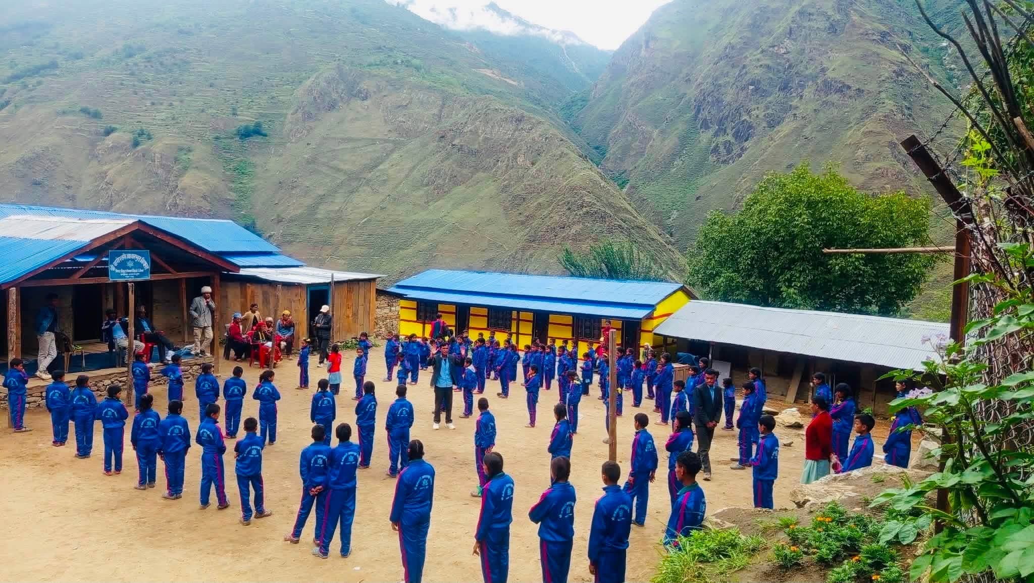 दुर्गम विद्यालयका विद्यार्थीलाई ट्रयाकसुट सहयोग