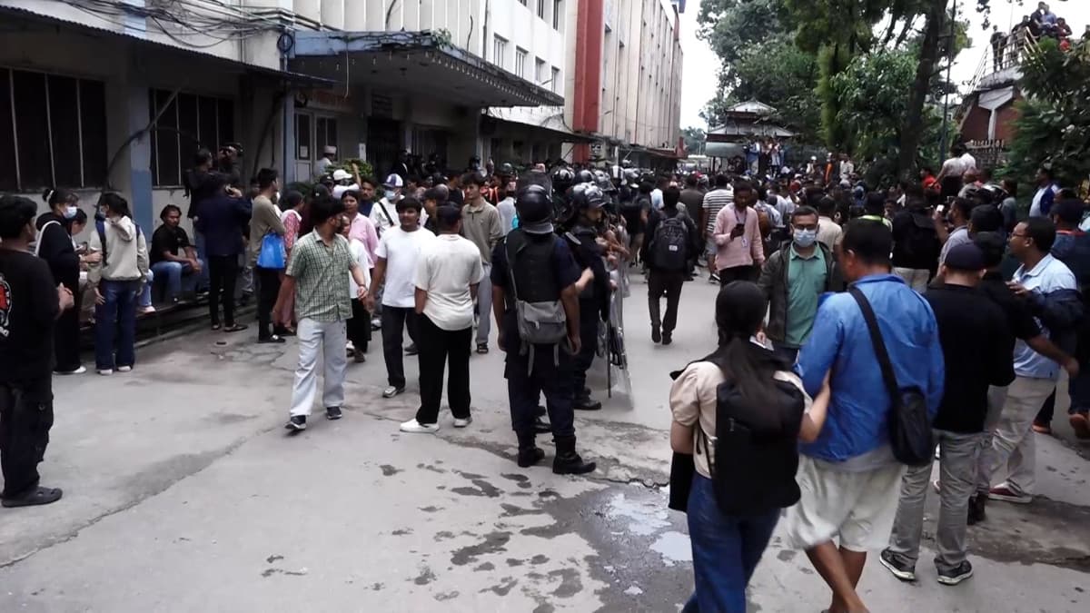 गणेश नेपालीको मृत्युपछि वीर अस्पतालअगाडि प्रदर्शन