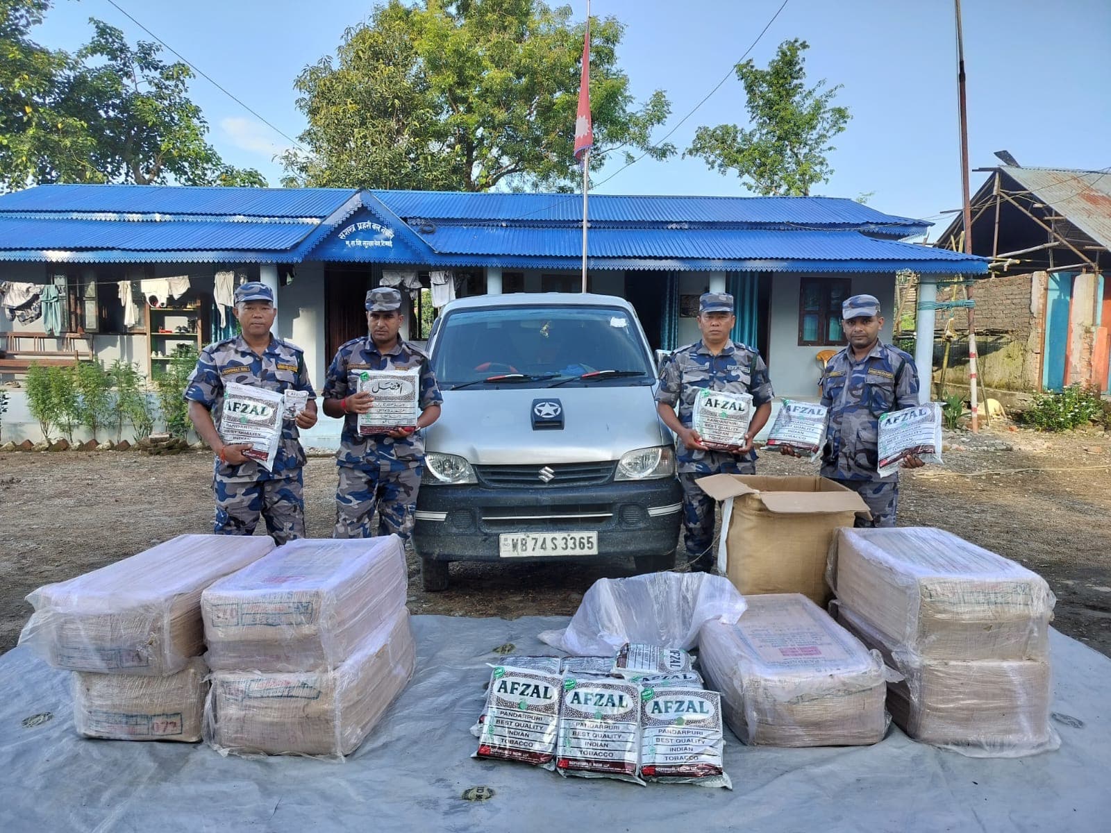 झापामा १५ लाख मूल्य बराबरको हुक्का फ्लेवर र भारतीय भ्यान सशस्त्र प्रहरीको नियन्त्रणमा