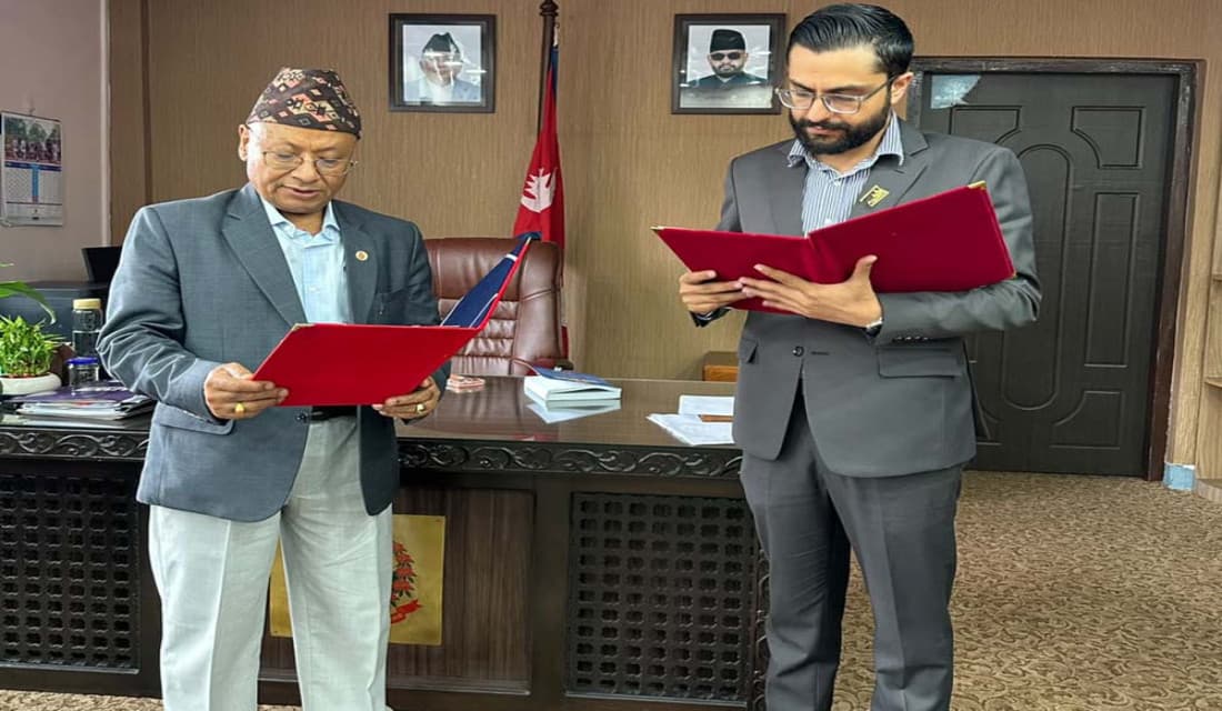 सहिद दशरथचन्द स्वास्थ्य विज्ञान विश्वविद्यालयका नवनियुक्त उपकुलपति र रजिस्ट्रारद्वारा शपथ ग्रहण