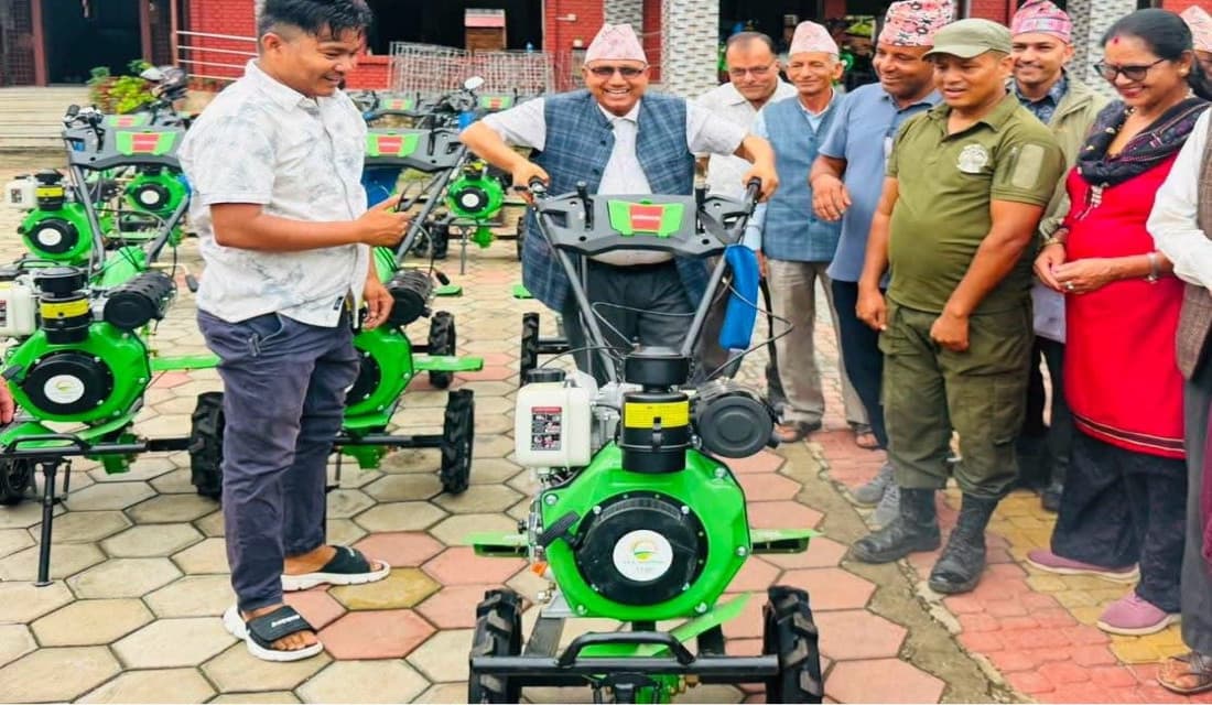 किसानलाई एकसय मिनी ट्रिलर
