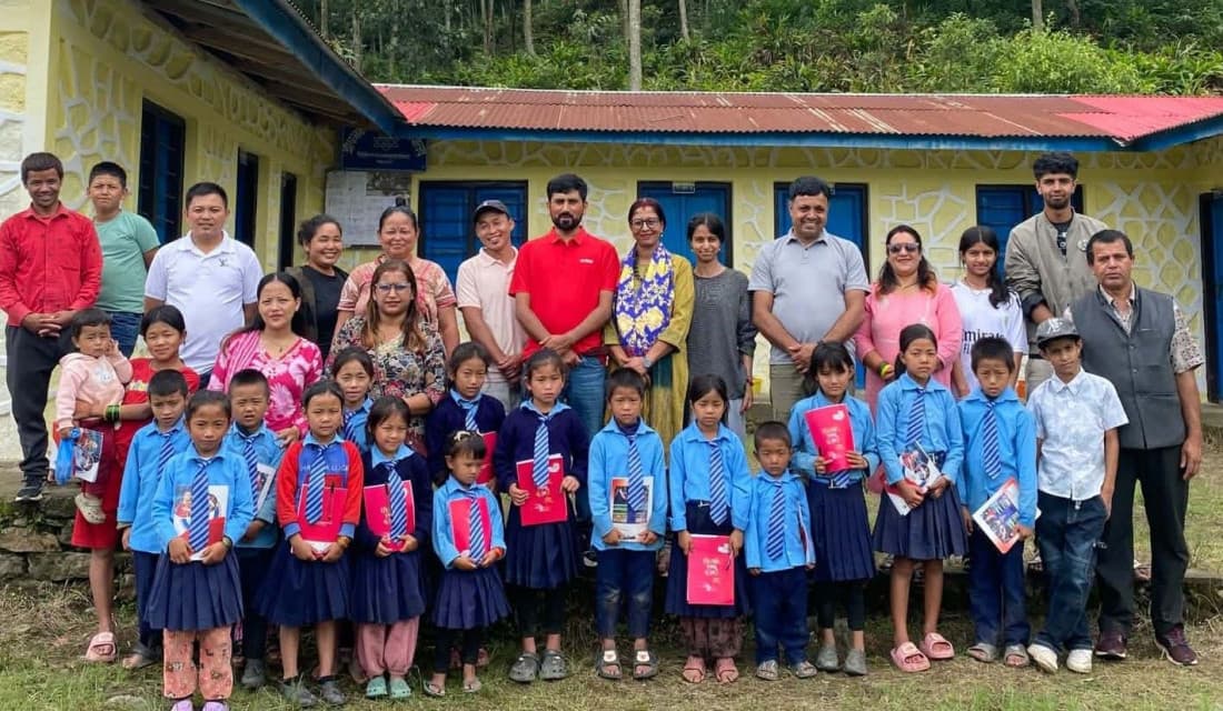 जन्मदिनमा विद्यार्थीलाई शैक्षिक सामग्री