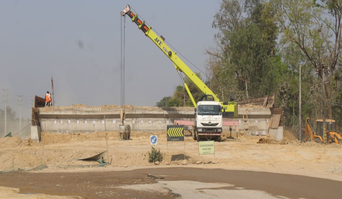 अविरल वर्षाले राजमार्ग विस्तारको काम ठप्प
