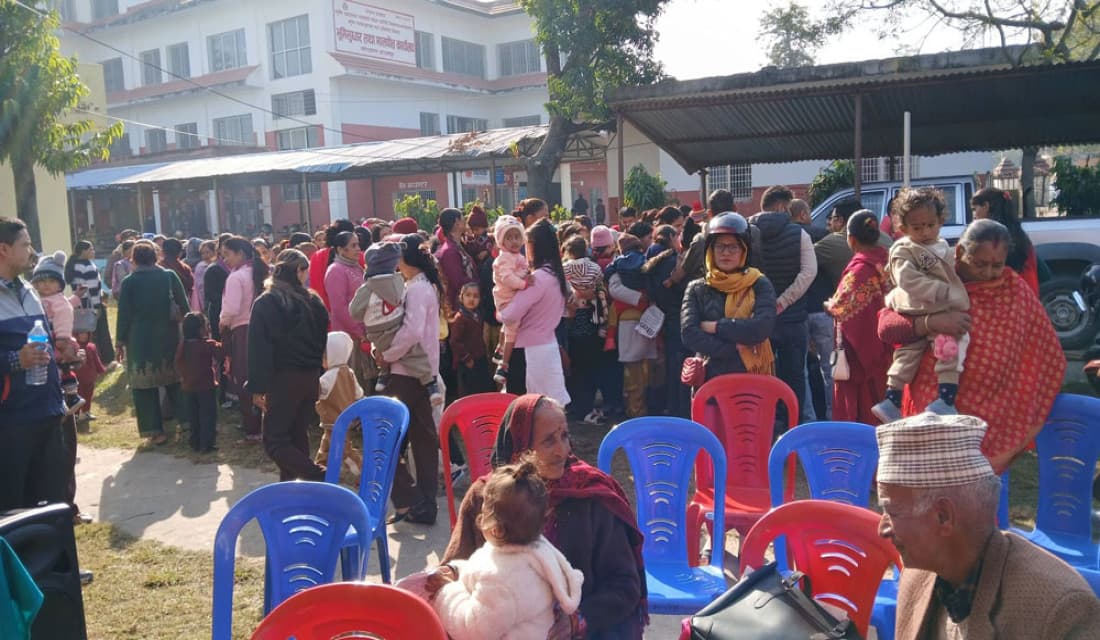 बालबालिकालाई स्वर्णविन्दु प्राशन