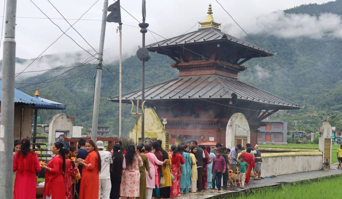 साउनको पहिलो सोमबार शिवालयमा भिड