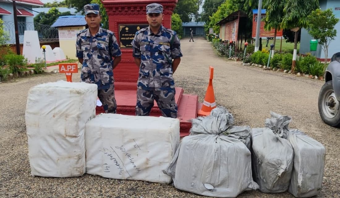 महोत्तरीमा दुई करोड ४० लाखको एयरपड्स बरामद