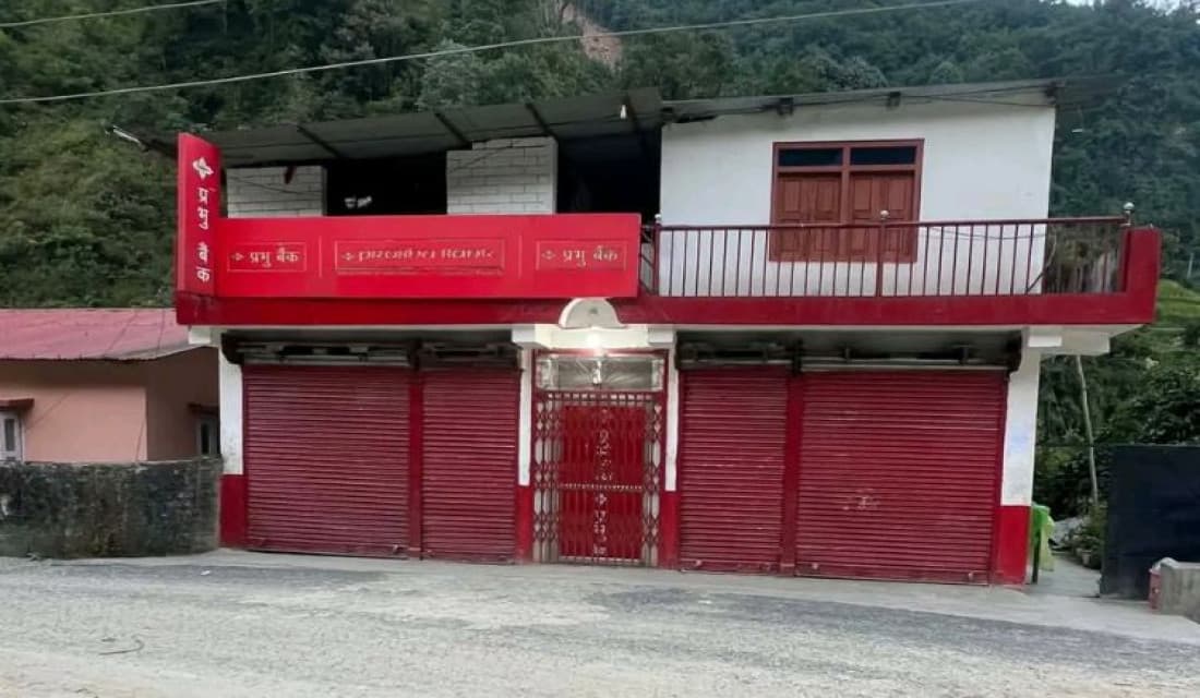 बाढीले बैंक विस्थापित हुँदा सेवाग्राही मर्कामा