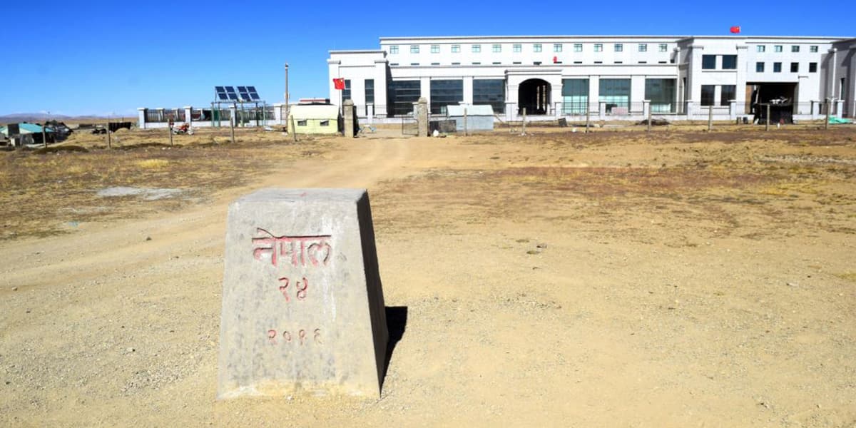 केरुङ नाका बाढीले ध्वस्त बनेपछि कोरलानाकाबाट लगिँदैछ मुस्ताङ जाने सामग्री