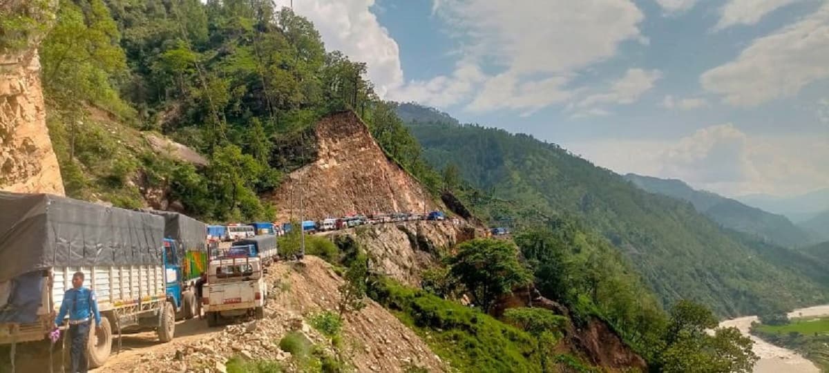 वर्षाका कारण देशका विभिन्न राजमार्ग तथा सडकखण्ड अवरुद्ध