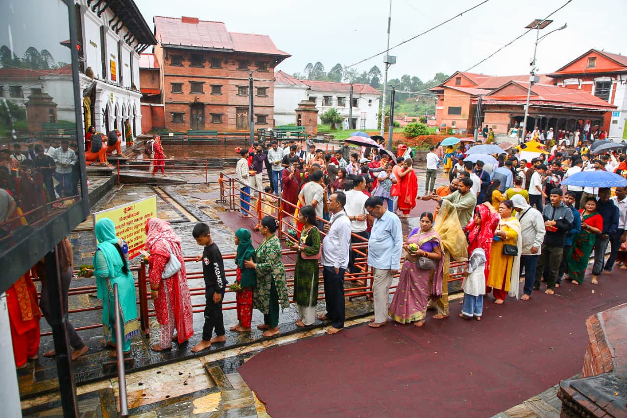 साउनकाे पहिलाे दिन पशुपतिनाथमा दर्शनार्थीको घुइँचो
