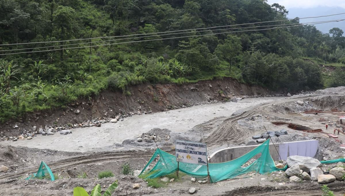 जलविद्युत् आयोजनाको 'मकिङ' ले स्थानीयको जग्गा जोखिममा, पहिरो र कटानले बढायो संकट