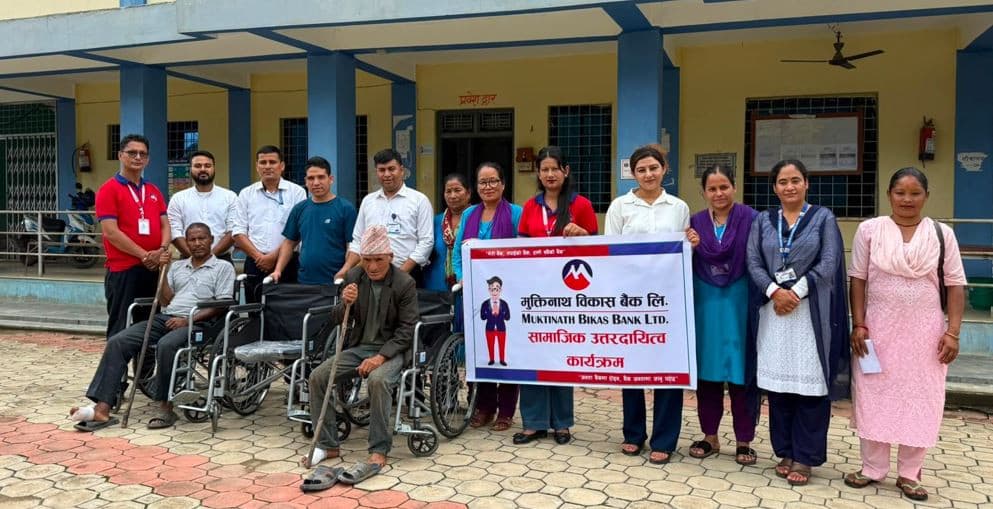 मुक्तिनाथ विकास बैंकद्वारा स्वास्थ्य संस्था र समुदायलाई व्हीलचेयर तथा खानेपानी सामग्री हस्तान्तरण