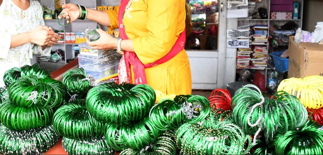 साउन लागेसँगै चुरापोतेको व्यापार बढ्यो, ब्युटीपार्लरदेखि सडकसम्म पनि मेहन्दी लाउनेको भीड