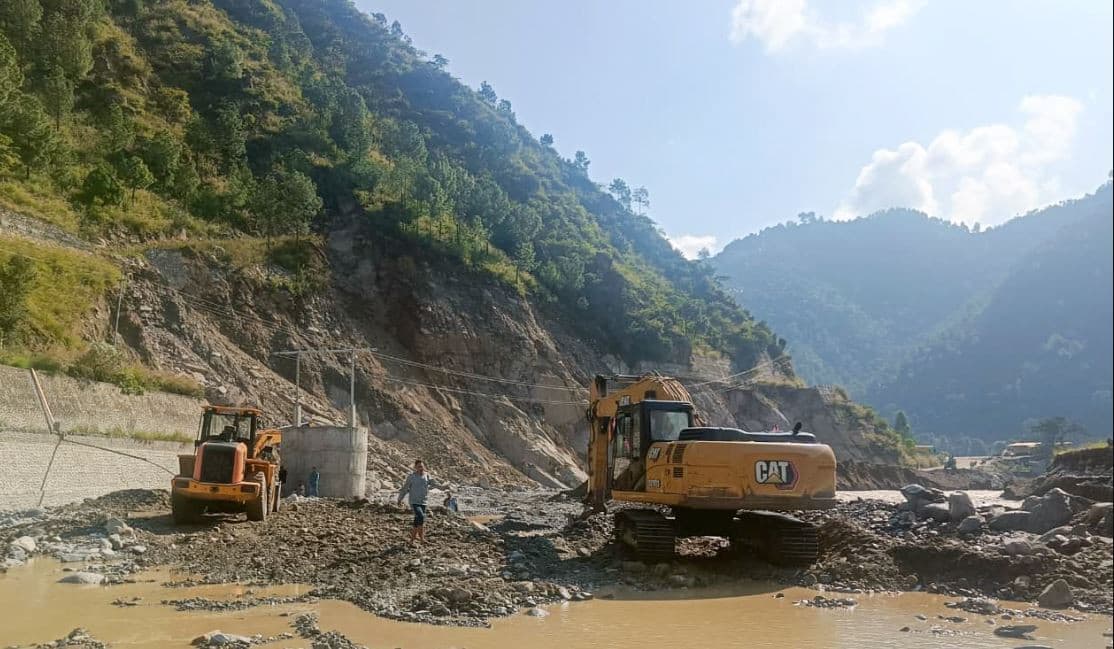 वर्षा र पहिरोका कारण देशका विभिन्न राजमार्ग तथा सडकखण्ड प्रभावित