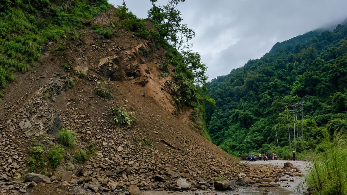 सडकमा ढुङ्गा, माटो तथा लेदो थुप्रिएका कारण सिद्धार्थ राजमार्ग अवरुद्ध