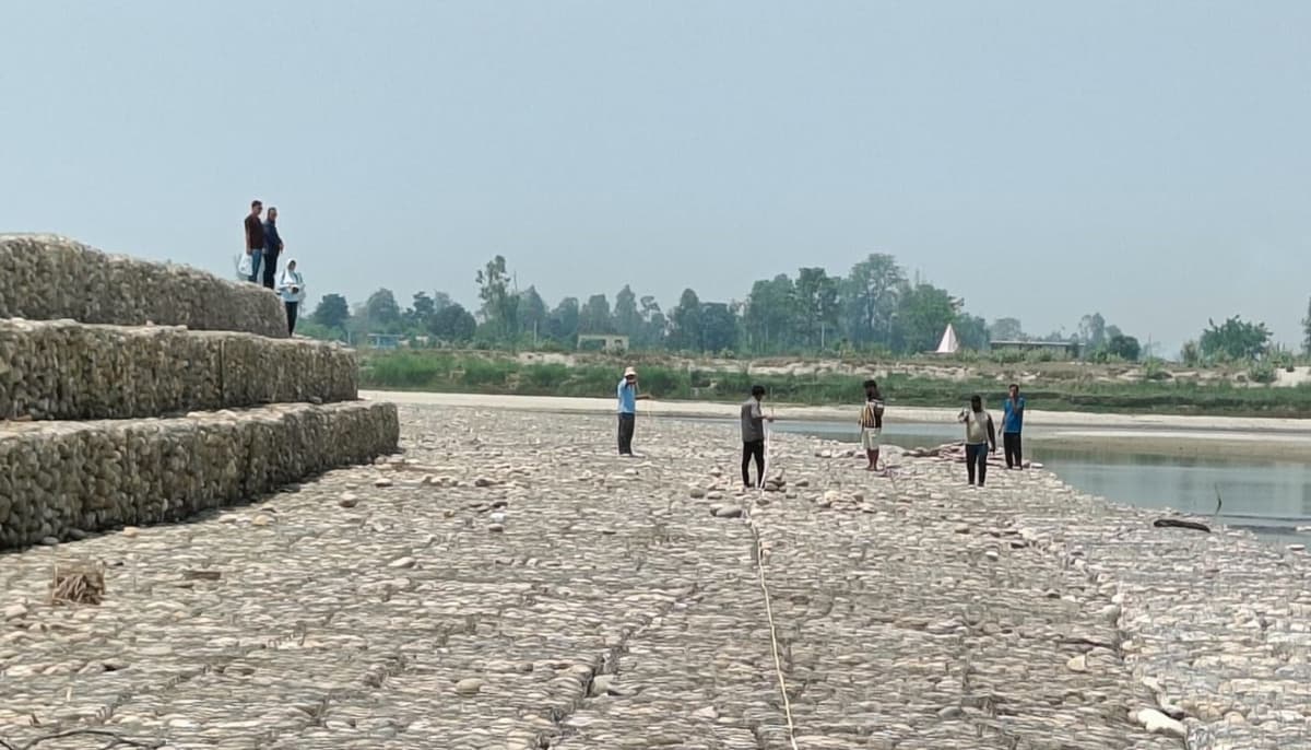 वर्षौंदेखिको बाढीको जोखिम घटाउन महाकालीमा पक्की तटबन्ध