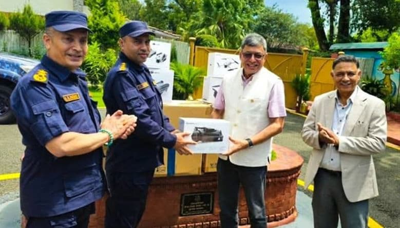विपद्मा हातेमालो गर्दै नेपाल चेम्बर : प्रहरी प्रधान कार्यालयलाई १७ वटा सर्भिलेन्स ड्रोन हस्तान्तरण