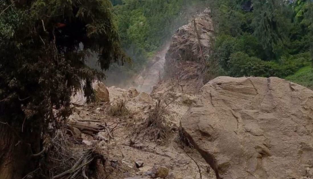थेराङ खोलासहित बूढीगण्डकी नदीमा आएको बाढीले नाम्रुङमा पुल र जलविद्युत्मा क्षति : चुमनुब्रीवासी र पर्यटक समस्यामा