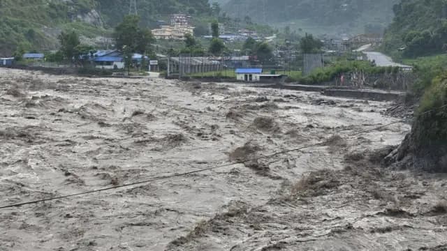 विदुरस्थित एक माध्यमिक विद्यालय बाढीले बगायो