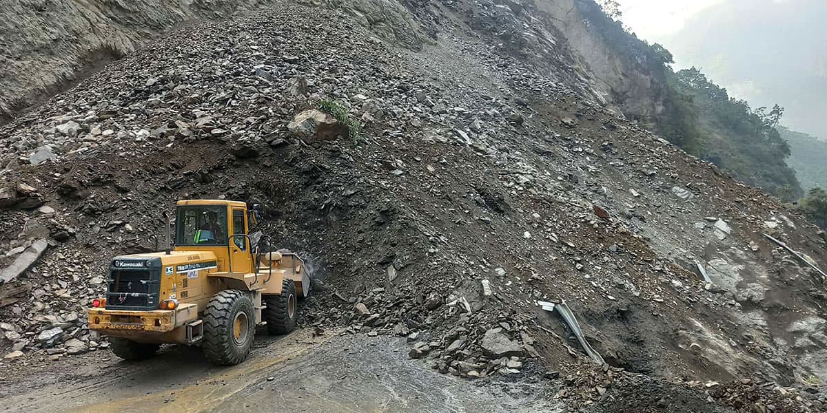 सिद्धबाबा खण्डमा पहिरो झरेपछि सिद्धार्थ राजमार्ग अवरुद्ध