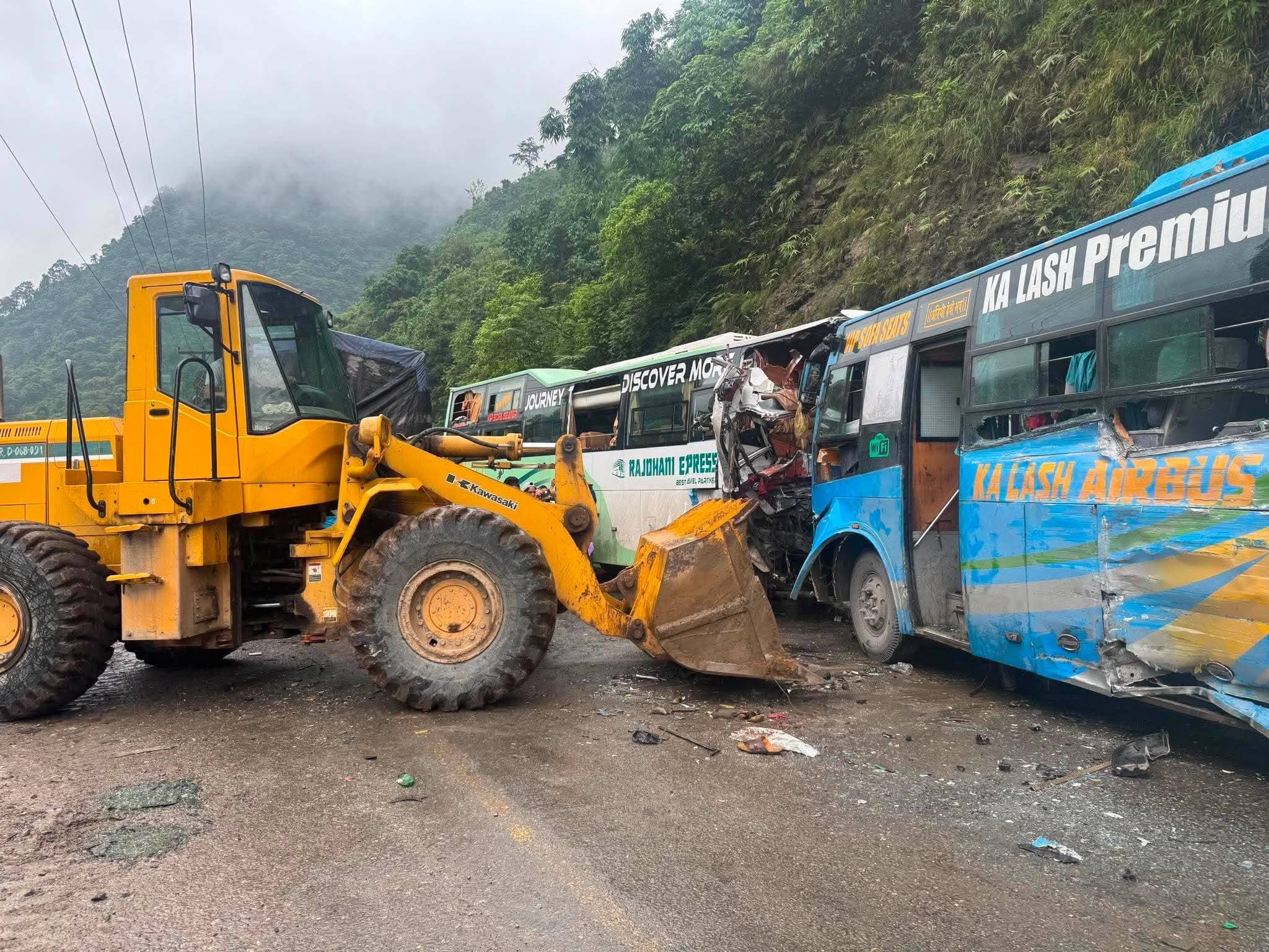 जलबिरेमा बस दुर्घटना हुँदा घाइते भएकाकाे भरतपुरमा उपचार हुँदै