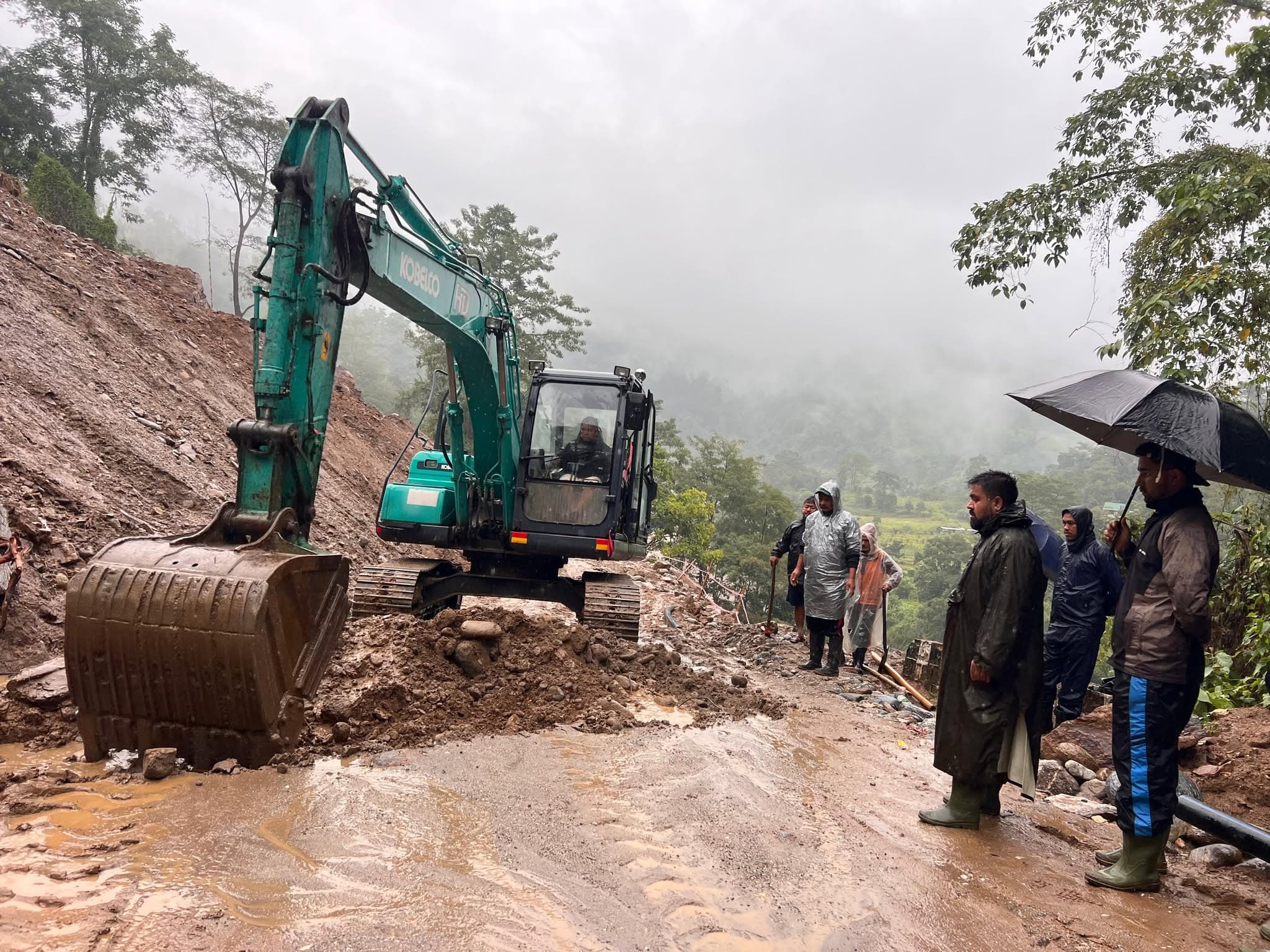पहिरो र बाढीका कारण विभिन्न राजमार्ग अवरुद्ध, केही सडक एकतर्फी सञ्चालन
