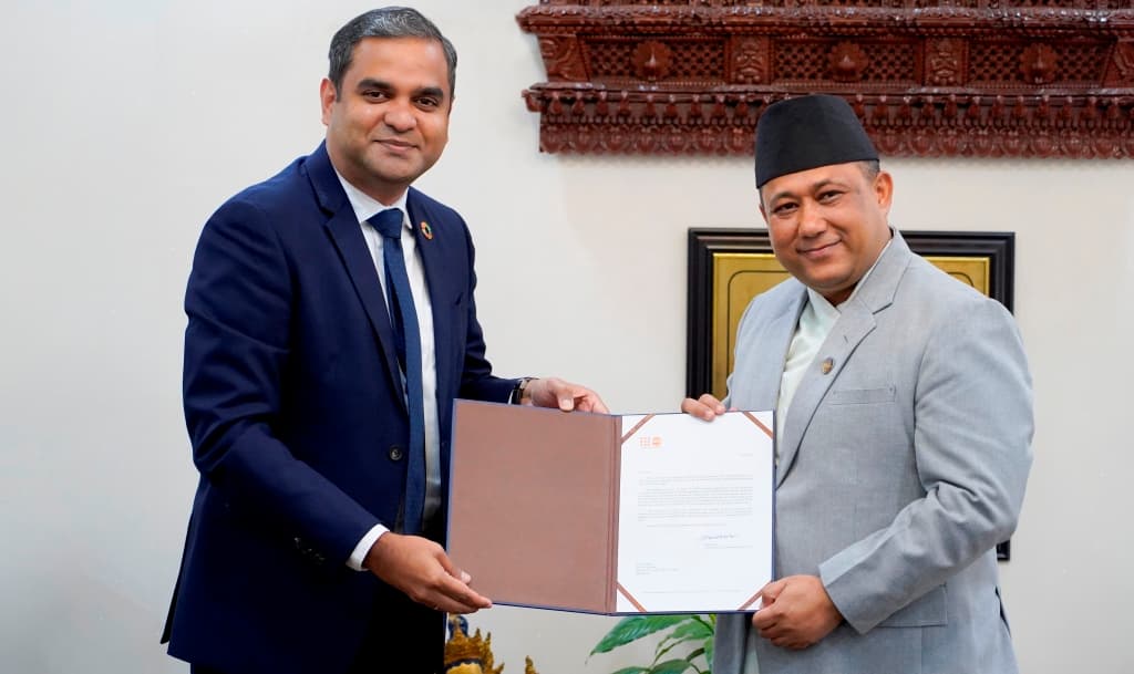 नेपालका लागि युएनएफपीएका नवनियुक्त प्रतिनिधि श्रीराम हरिदासद्वारा ओहदाको प्रमाणपत्र पेस