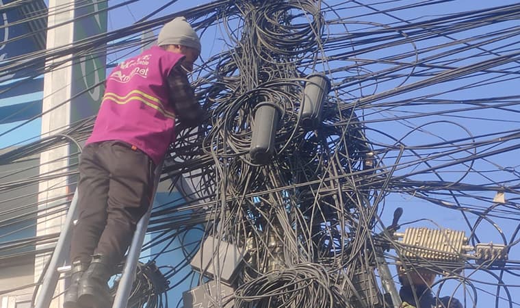 काठमाडौंका पोलमा लत्रिएका तार साउन दोस्रो साताभित्र व्यवस्थापन गर्न सरकारको निर्देशन