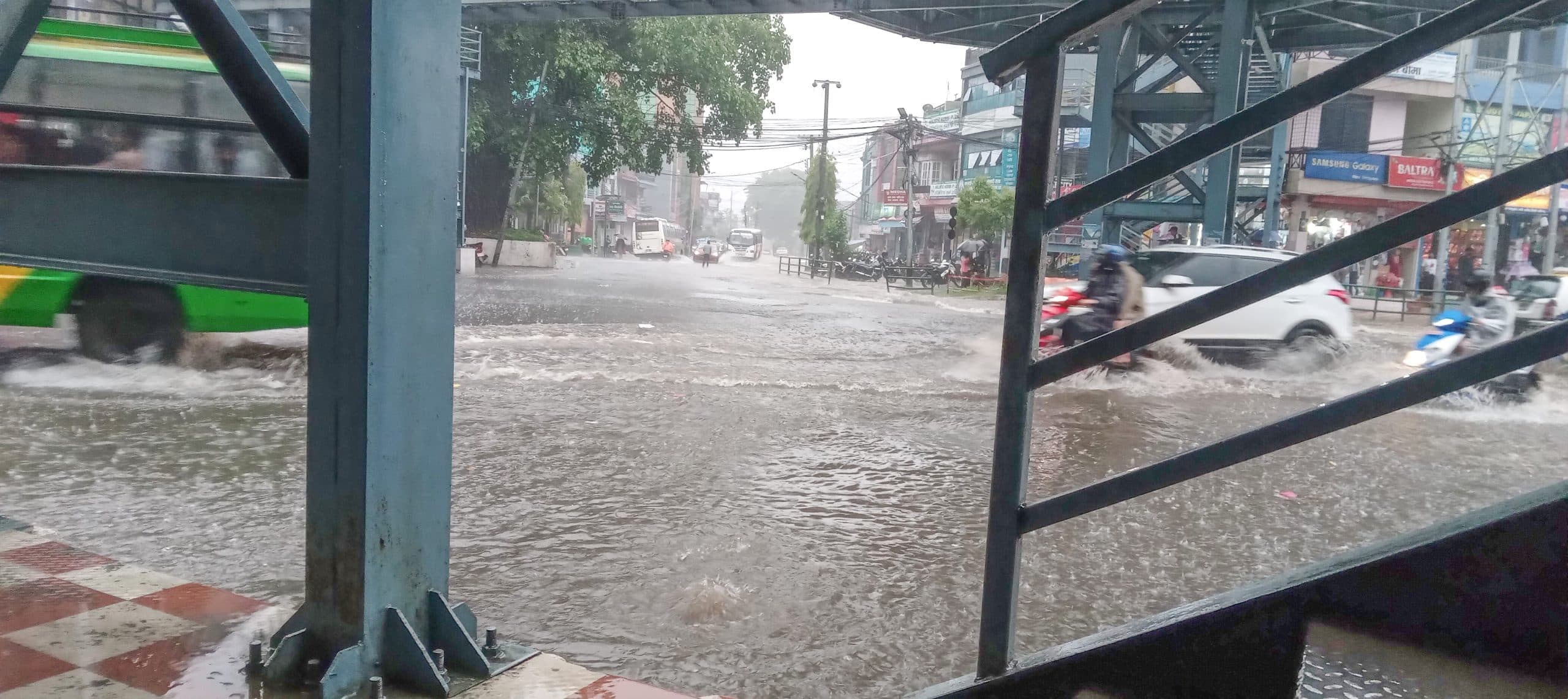अत्यधिक वर्षाको सम्भावना, २३ जिल्लामा रातिमा सवारी रोक लगाउन निर्देशन