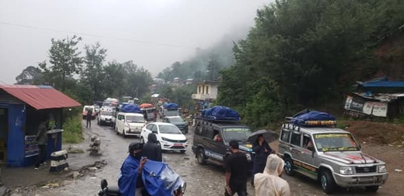 रोशीको बहाव घटेपछि बिपी राजमार्ग पुनः सञ्चालनमा, रोकिएका सवारी गन्तव्यतर्फ
