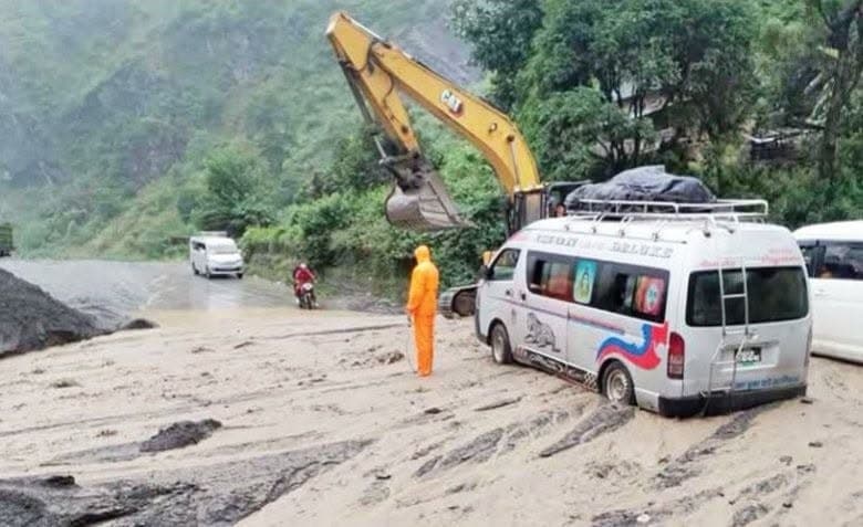 पहिरो पन्छिएपछि बीपी राजमार्ग पुनः सञ्चालनमा