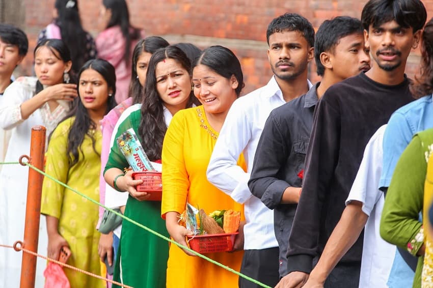 पशुपतिनाथमा बिहानैदेखि भक्तजनको घुइँचो, शिवभक्तको आस्थाले भरियो मन्दिर परिसर