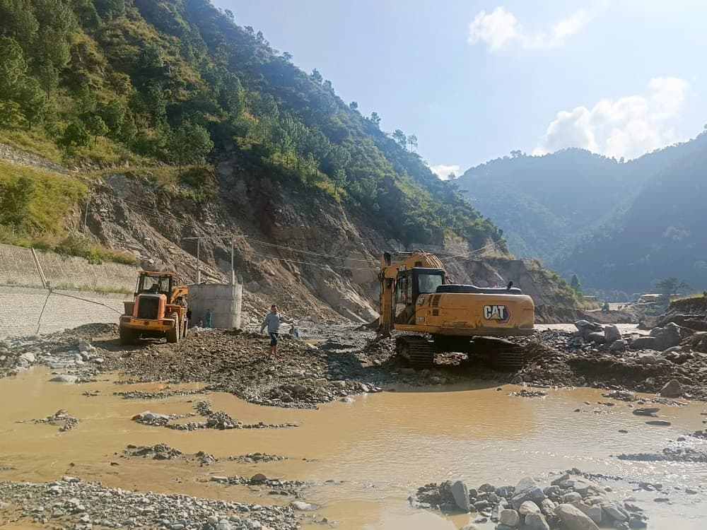 देशका प्रमुख राजमार्गमा पहिरो, कतै पूर्ण अवरुद्ध त कतै राति सवारी सञ्चालन बन्द