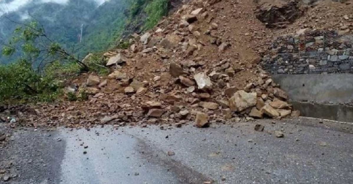 नारायणगढ-मुग्लिन सडकमा पहिरो खस्दा राजमार्ग अवरुद्ध