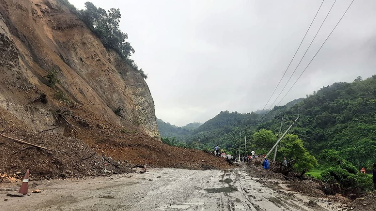 बाढीपहिरोले ६ राजमार्ग अवरुद्ध