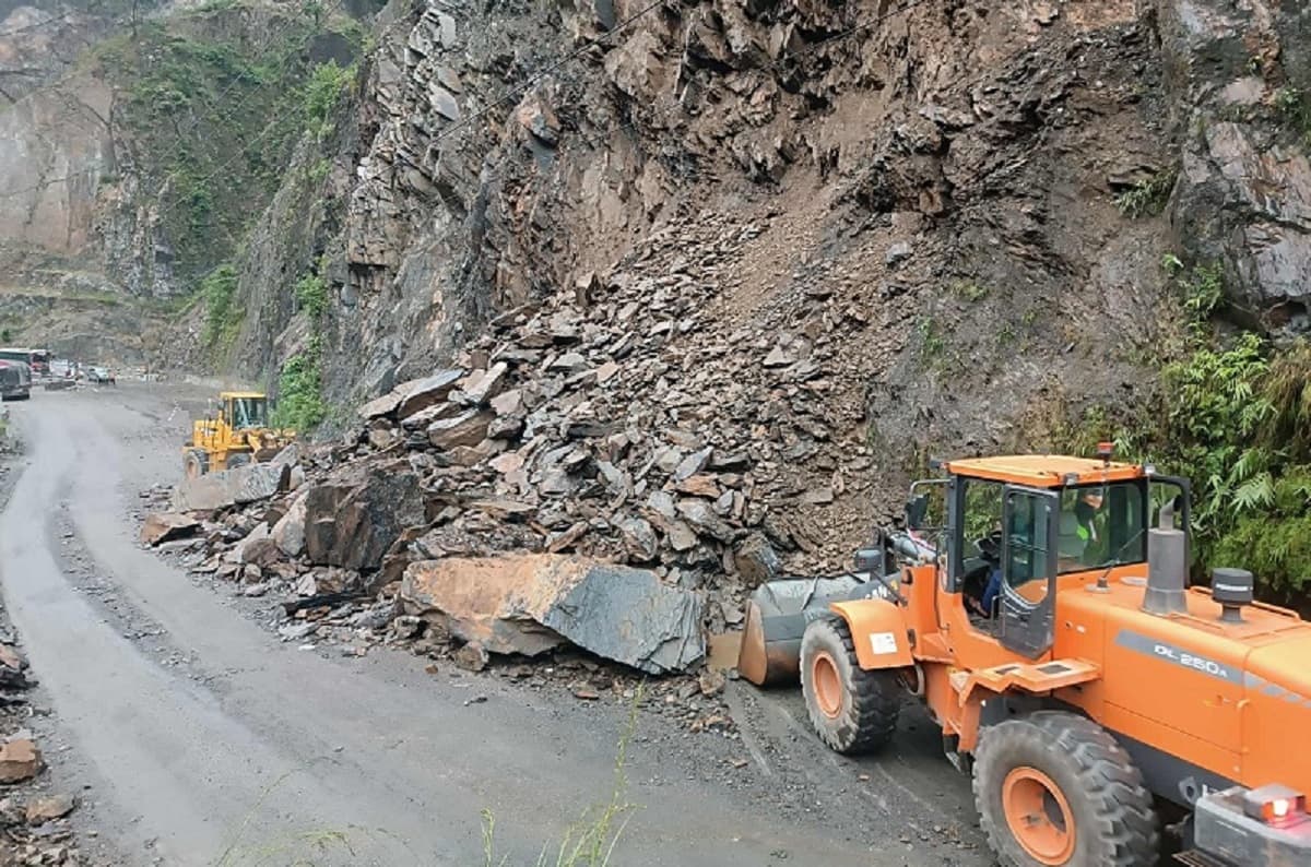 बाढी र पहिरोका कारण यी राजमार्गहरू अवरुद्ध (सूचीसहित)