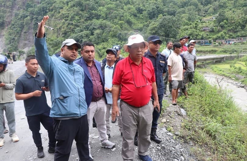 निर्वाचन क्षेत्रको सडक निरीक्षणमा मन्त्री पुन