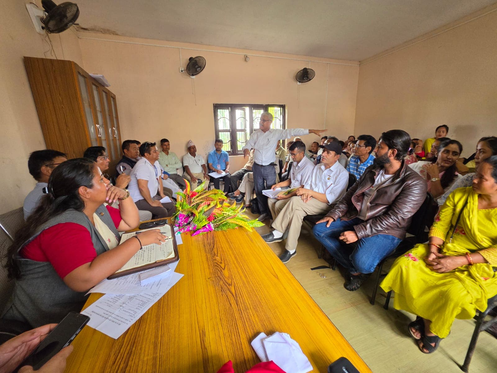 बजारमा कृत्रिम अभाव सिर्जना गरेको देखिए तत्काल खबर गर्न मन्त्री चौधरीको अनुरोध