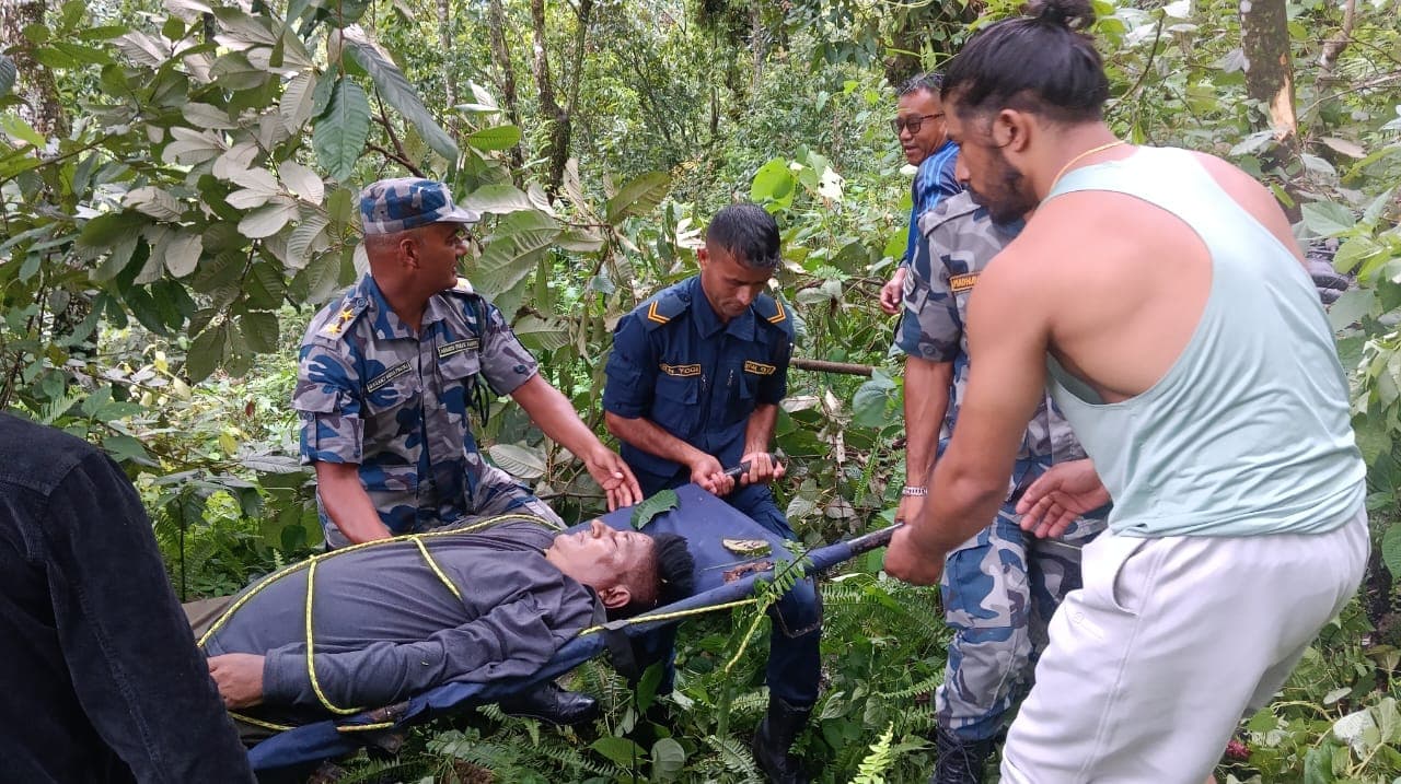 मोटरसाइकल दुर्घटनामा परी घाइते भएका २ जनाको सशस्त्र प्रहरीद्वारा उद्धार